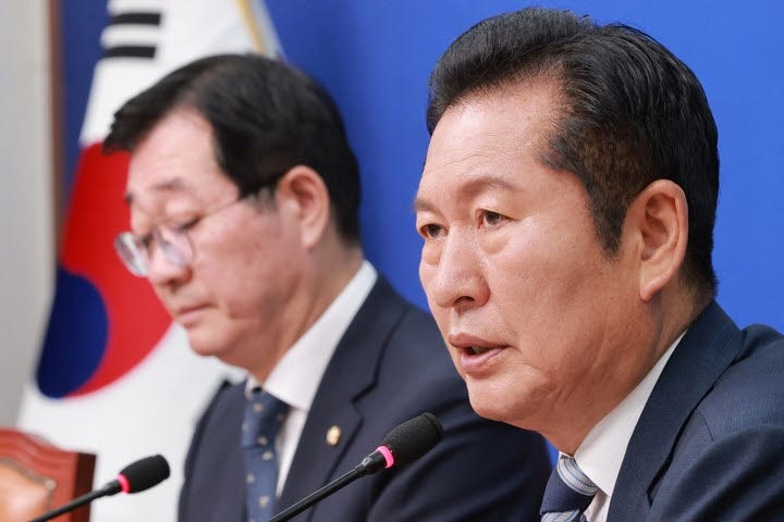 <b>정청래</b> "당의 주인은 당원"...민주당, 8·17 <b>전대 준비</b> 본격화
