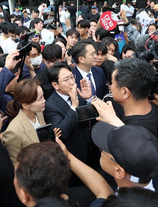 잠실 개표소 찾은 與의원들…"빨갱이 꺼져라" 항의에 발길 돌려