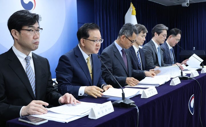 <b>정부</b>, 김동극 공무원연금공단·장원삼 코이카 이사장 <b>해임 건의</b>