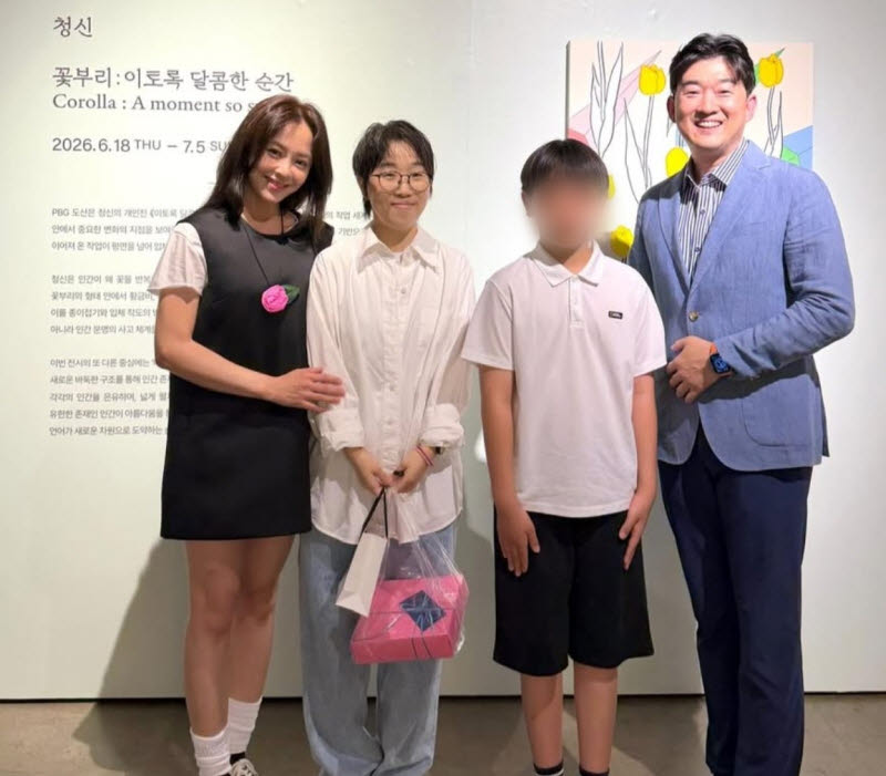 <b>강성연</b>, 장민욱과 <b>재혼</b> 후 행복한 일상…아들과 전시회 나들이