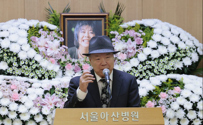 "천국 갔다고 믿어" 故옥희, 남편 홍수환 배웅 속에 영면