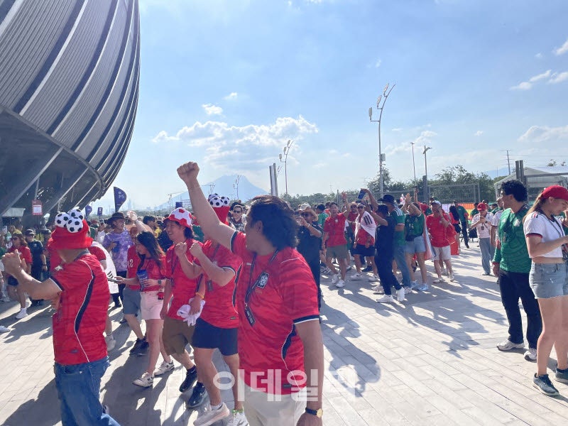 진해진 붉은 물결, 다시 가세한 <b>멕시코</b> 응원단... 다함께 “꼬레아”[북...