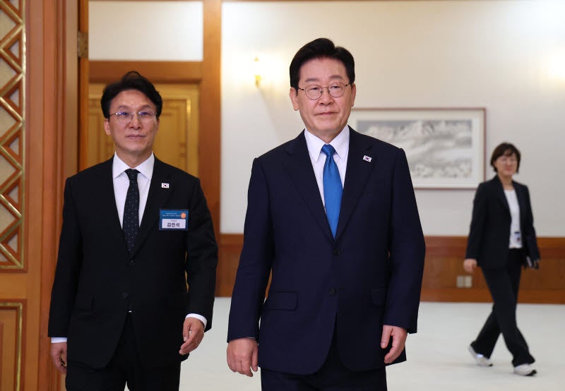 李대통령 지지율 44.8%…민주당 '당심' 김민석 [미디어토마토]