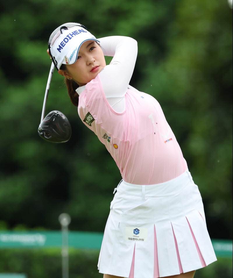 '일본만 오면 펄펄'…<b>박현경</b>, 총상금 38억 대회 2R서 공동 선두 '도약'