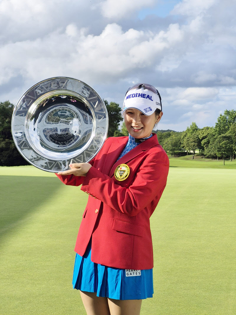 韓 간판스타 박현경, 日 '특급 대회' 품었다…JLPGA 투어 첫 우승