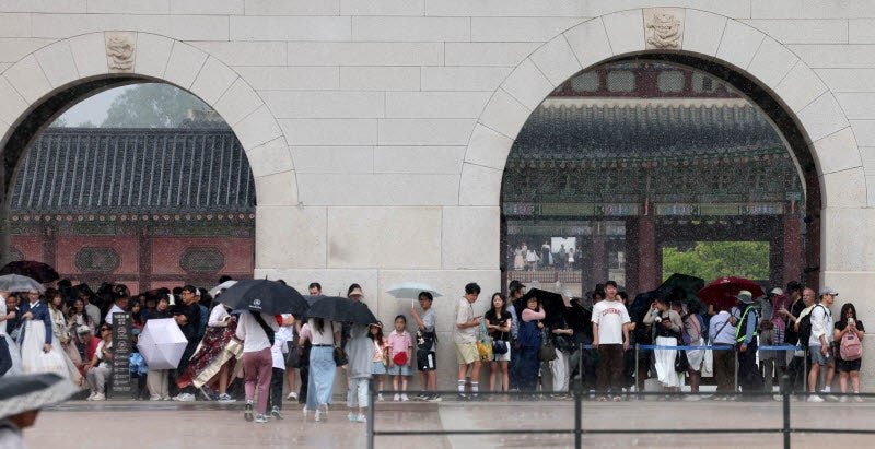 낮 최고 33도 무더위 기승…내륙엔 곳곳서 소나기[오늘날씨]