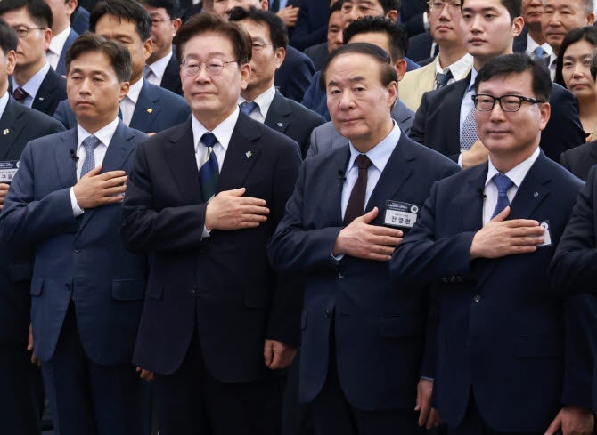 李대통령 "용인·호남 클러스터 동시 추진…이재용·최태원 약속 받았다"