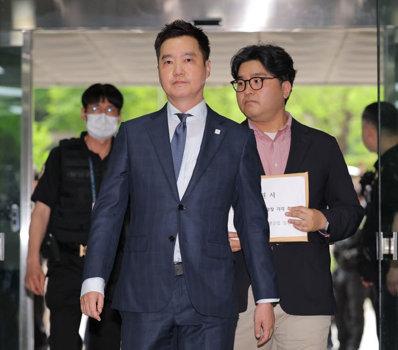 “터뜨려 주겠다”던 김세의…김수현 협박·스토킹 혐의로 기소