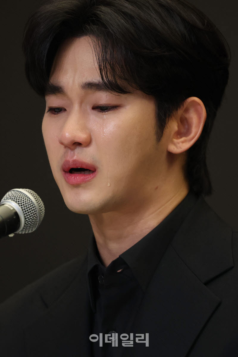 김수현, 연기 복귀도 가능할까…업계 "로맨스는 어려울듯"
