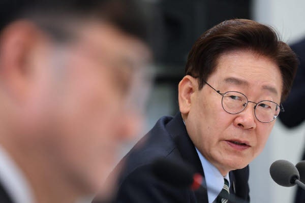 국힘 동결한 ‘청년 기탁금’ 3배 넘게 올린다는 <b>민주당</b>
