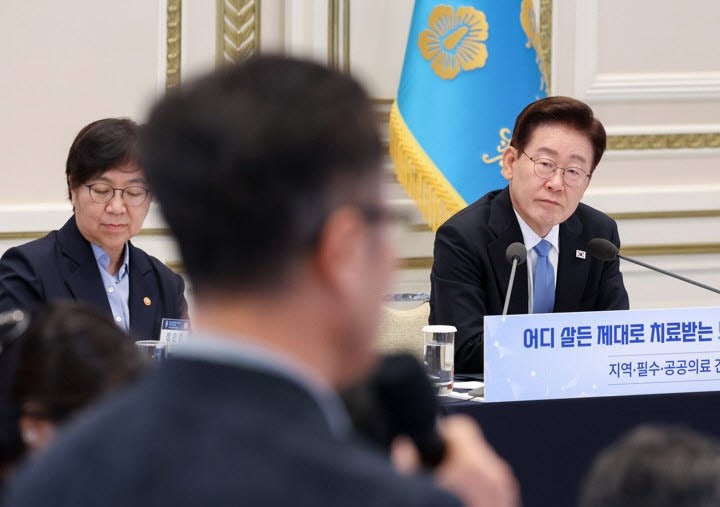 李대통령 “<b>의료</b> 수가 합리화 중요…<b>공공의료</b> 국가 책임 강화해야”