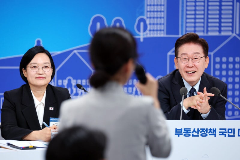 李대통령 “<b>전세대출</b>이 집값 폭등 원인…핀셋 지원이 정답”