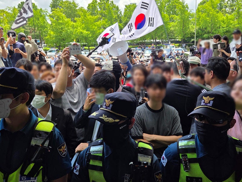 '<b>개표소</b> 봉쇄 시위' <b>기자 폭행</b> 男女, 구속기로