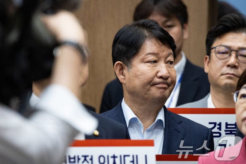 국힘 ‘<b>멱살잡이</b>’ 소동…<b>권영진</b> “이유여하 불문 제 잘못, 사과”
