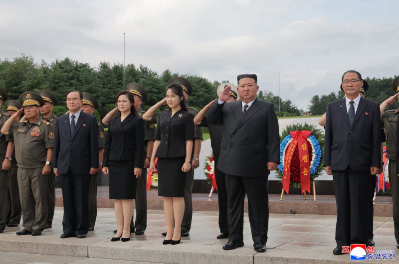 <b>김정은</b>, 6·25 정전일 맞아 열사묘 참배…"경이적 쾌승"