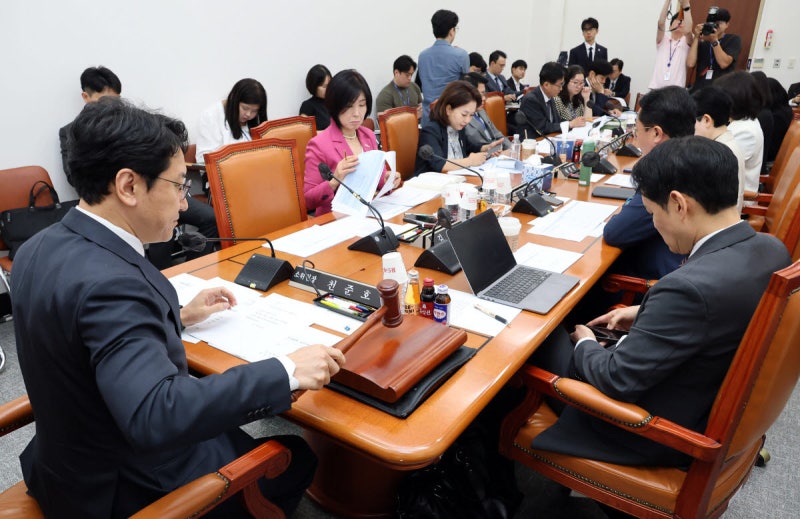 <b>패스트트랙</b> 심사 기간 330일→90일...與 주도로 운영소위 통과
