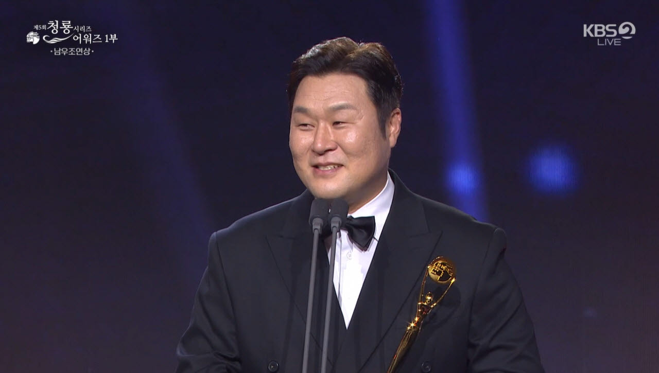 '대세' <b>윤경호</b>, <b>조연상</b> 받고 눈물 펑펑 "믿어지지 않아"[청룡시리즈어워...