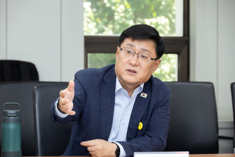 <b>김성환</b> <b>장관</b> “전력망 확충 더 미룰 수 없어”…철탑 최소화·지중화 확...