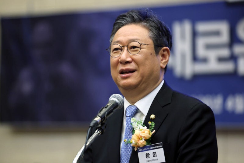 "폐<b>버스</b> 청년주택으로" <b>황희</b>, 비난 쏟아지자 공식 <b>사과</b>