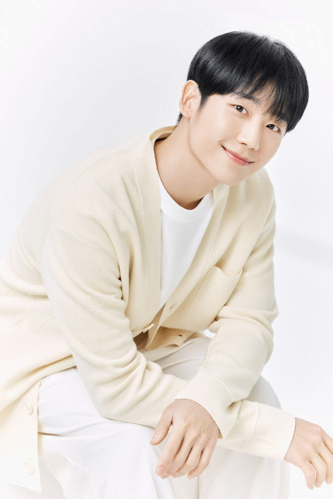하영 증조부 친일 의혹에…<b>정해인</b>도 <b>인터뷰 취소</b>