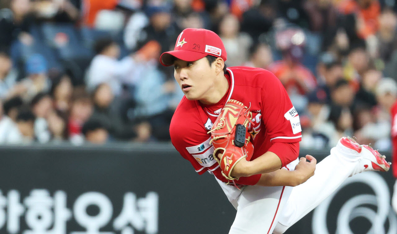 ‘해치 유니폼’ 입은 최민준, 6회 1사까지 노히트…<b>SSG</b>, <b>LG</b> 발목 잡았다