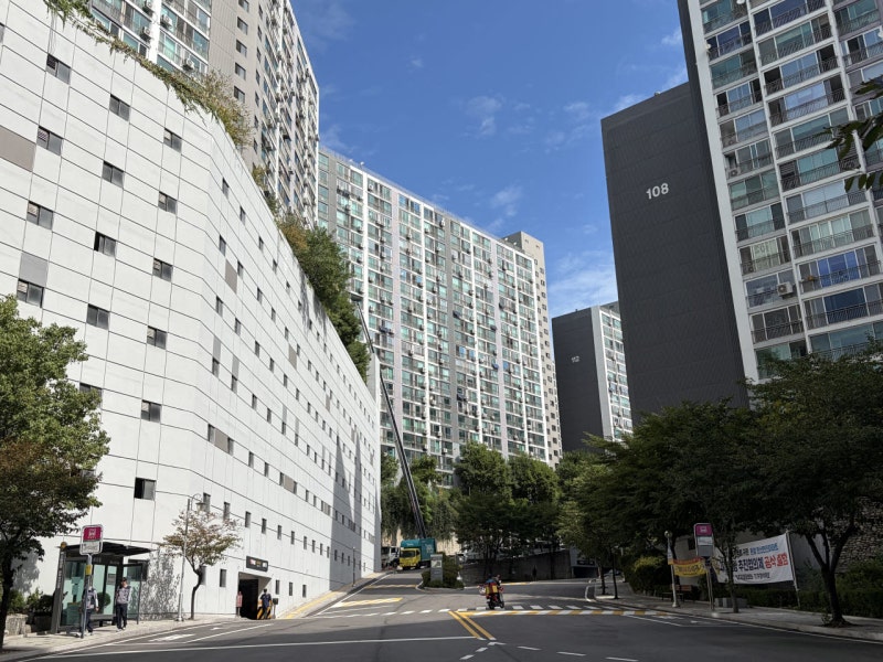 <b>광화문</b> 30분 거리에 9억대…초품아·대단지 갖춘 '한신한진' 가보니[랜선...