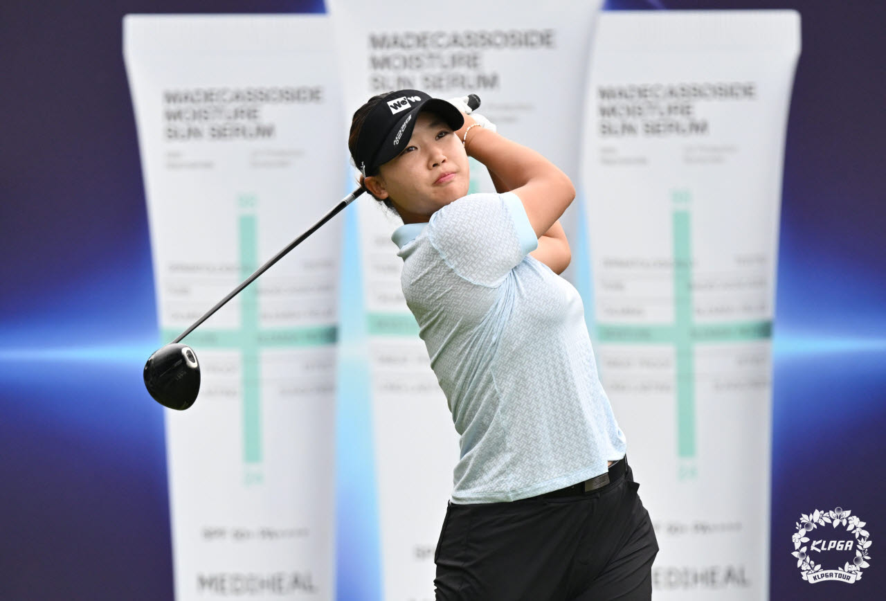'신인 최초 4승 도전' 김민솔, <b>메디힐</b>·<b>한국일보 챔피언십</b> 3R도 선두