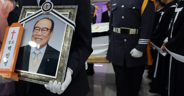 ‘불멸의 4할 타자’ <b>백인천</b> 감독 <b>영면</b>…야구인 배웅 속 안장