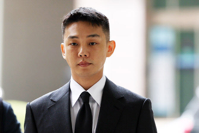 <b>유아인</b>, '<b>계약</b>금 50억설' 갤럭시코퍼레이션 아닌 빌리언스 <b>전속계약</b>