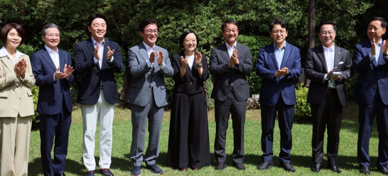 金, 첫 <b>고위당정</b>... 세제 개편안엔 <b>당정</b>청 모두 “신중·정교·합리”(종...