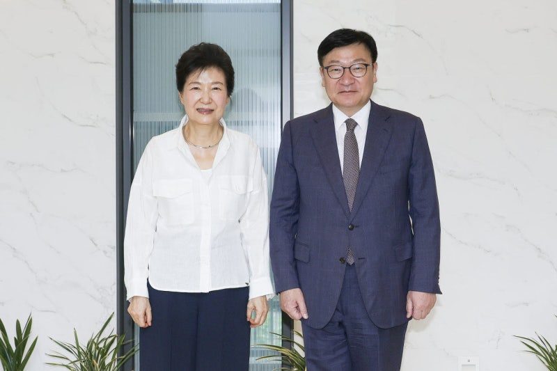 <b>박근혜</b>에 쏠리는 눈…<b>국힘 연찬회 참석</b> '이례적'