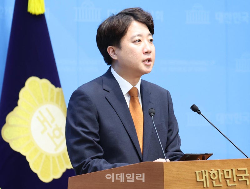 [속보]<b>이준석</b> "오늘 당 <b>대표직 사퇴</b>…당 쇄신 제안 호응 얻지 못해"