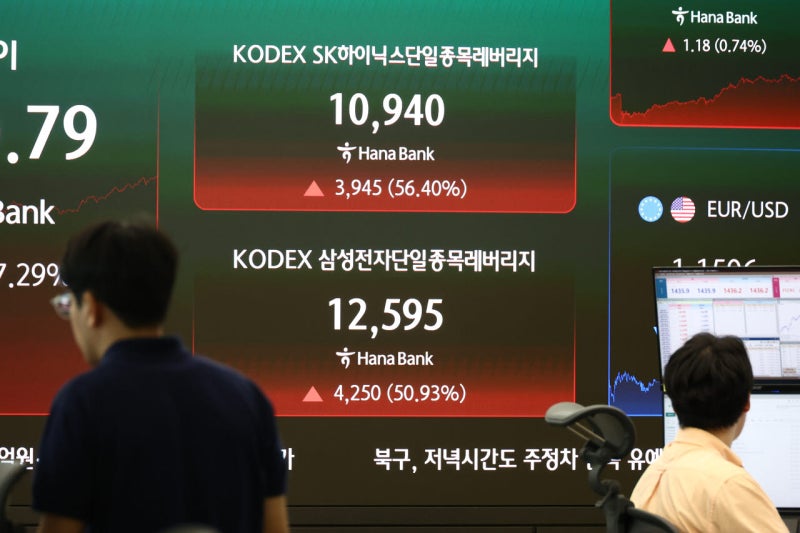 <b>삼전</b><b>닉스 레버리지</b> 열풍 시들…개미, 한달새 1.8조 팔았다