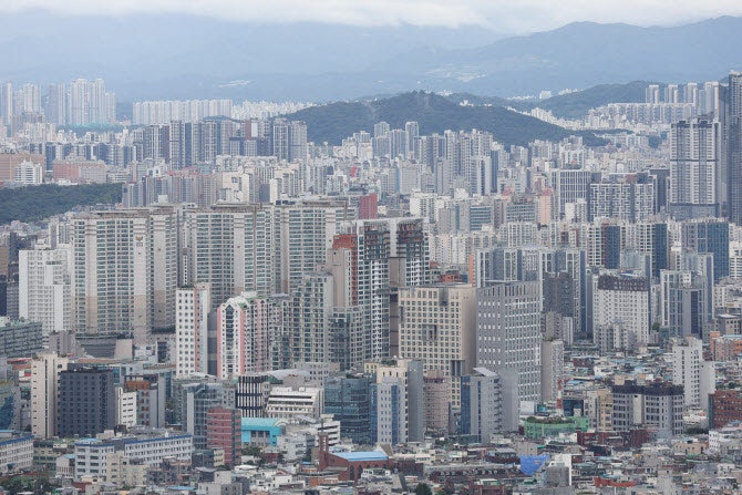 대통령은 “<b>강남</b> <b>집값</b> 급락” 언급했지만…서울 외곽은 0.5%대 상승