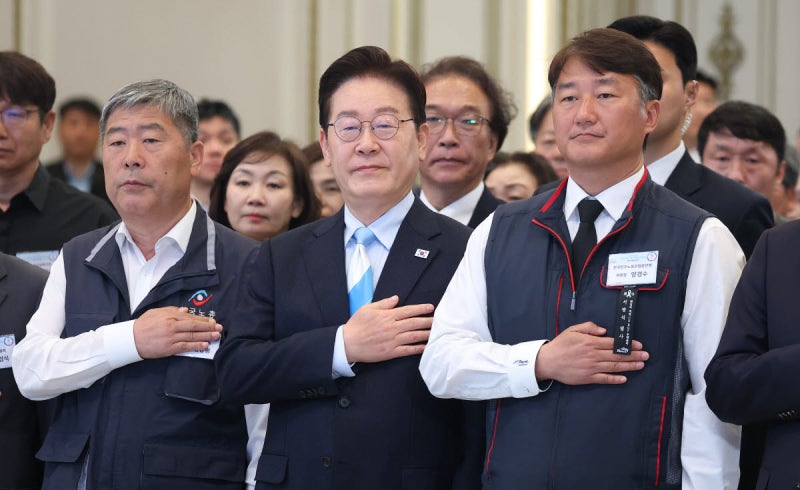 李, <b>양대 노총</b> 위원장과 <b>차담회</b>…메가프로젝트·정년연장 등 논의