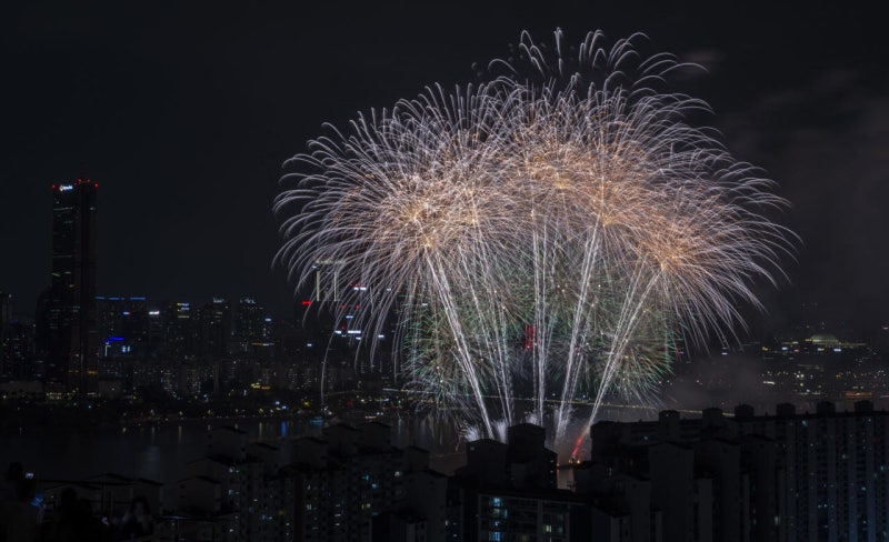 5일 <b>불꽃축제</b> 여의동로 전면 통제·6일엔 마라톤…"혼잡 극심"