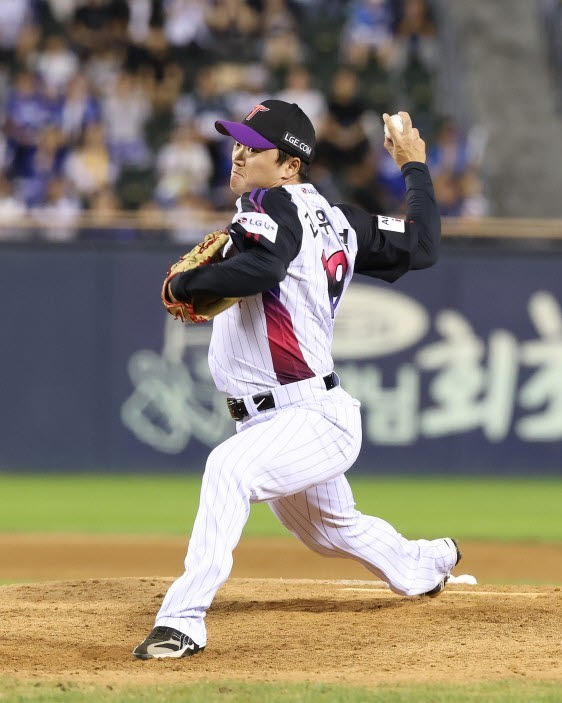 돌아온 고우석, 1081일 만의 세이브...<b>LG</b>, <b>삼성</b> 꺾고 5연승