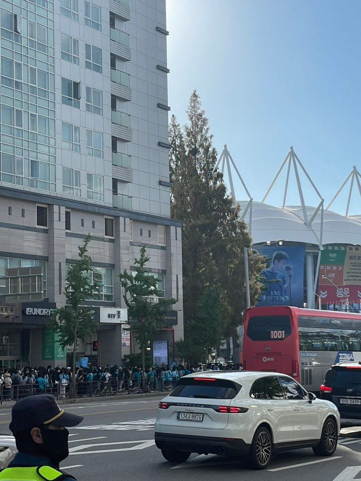 “재료가 동날 지경”… <b>임영웅</b> <b>콘서트</b>에 고양 상권도 ‘하늘빛 축제’