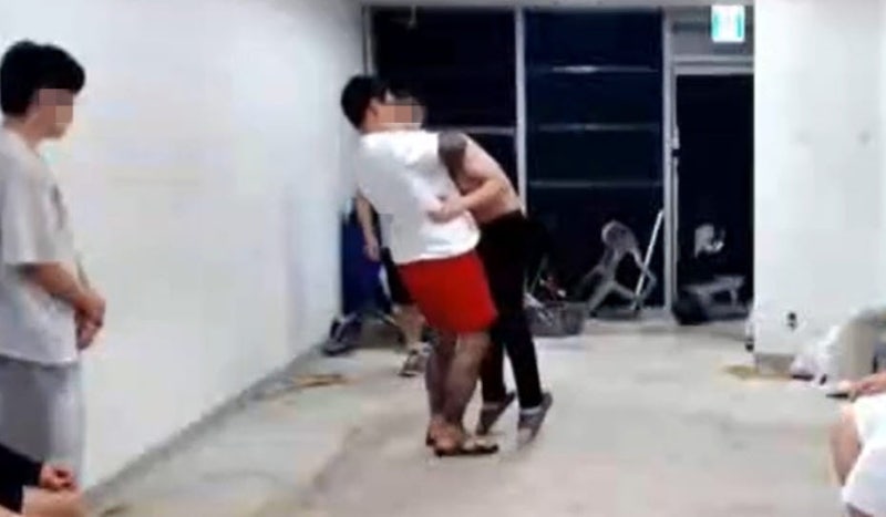 조폭 출신 선수 생방중 '<b>초크</b>'에 20대 기절..경찰 수사
