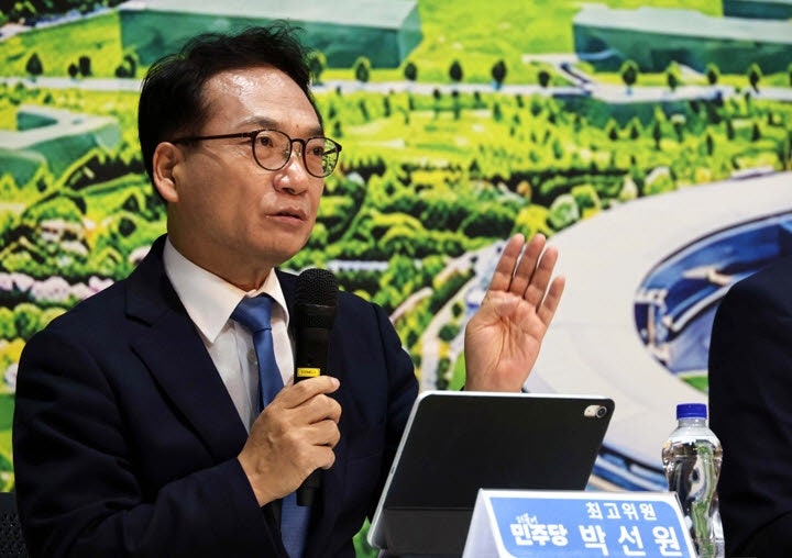 <b>박선원</b> "<b>한동훈 제보자</b>는 조모씨"…韓 "김승원 오빠 지키기 경악"