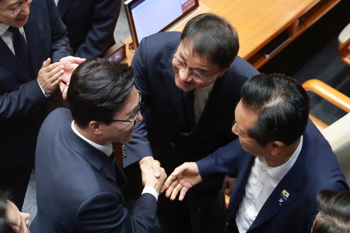 김민석 “盧 탄핵 전조와 비슷” <b>추미애</b> <b>직격</b>…강경파는 연일 비판 메시...
