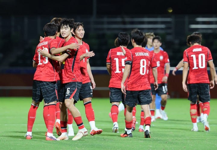신민하-김명준 헤더 연속골...<b>한국 축구</b>, 2연승 조 1위로 <b>8강</b>행