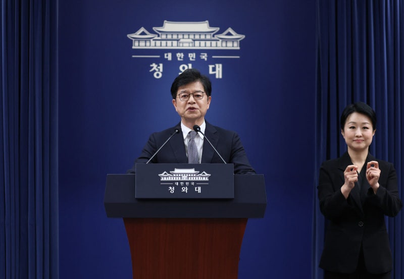 靑, 우크라에 北포로 송환 공개 <b>사과 요구</b>…“비공개 합의 부인은 거짓...