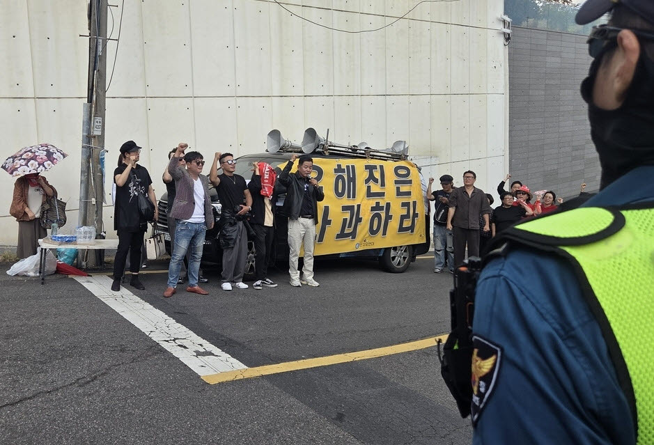 선 넘은 <b>유해진 자택</b> 앞 <b>시위</b>… 영화인연대 “개인 안전 위협 안 돼”