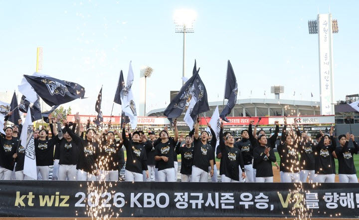 '마법사 군단' <b>KT</b>, 5년 만에 <b>정규</b>시즌 <b>우승</b>…이번엔 안방에서 웃었다