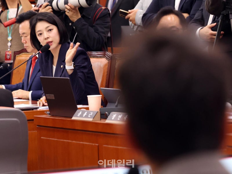 [포토]국정감사, '<b>박진영</b> 위원장에게 <b>질의</b>하는 <b>배현진</b> 의원'