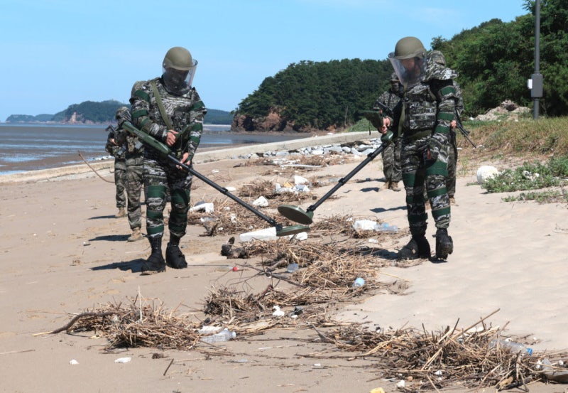 인천 <b>강화군</b> 주문도 해안서 北 <b>유실</b> 반보병<b>지뢰</b> 발견…해병대 폭파 처리