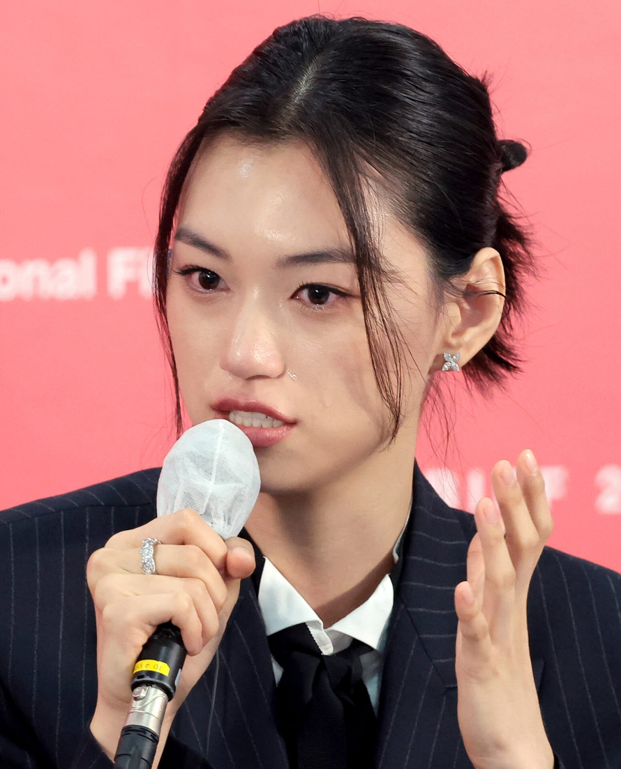 '<b>도라</b>' <b>김도연</b>, 눈물 보인 이유는…"사고 바꾸는 작업"[BIFF]