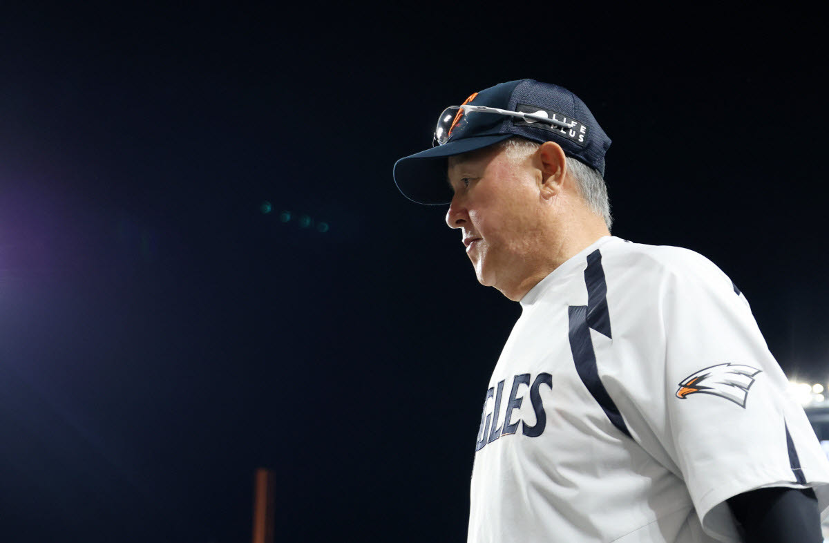 준우승 1년 만에 9위…<b>한화 김경문 감독</b>·손혁 단장 동반 <b>퇴진</b>