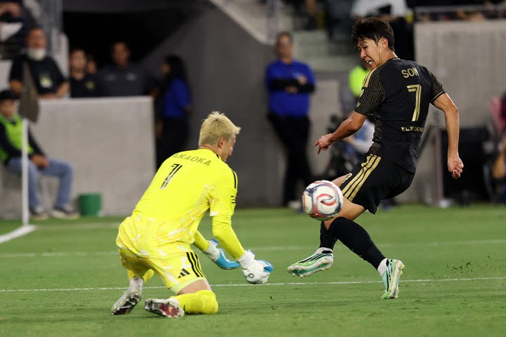 손흥민이 퇴장 끌어냈지만… <b>LAFC</b>, 10명 <b>밴쿠버</b>와도 <b>무승부</b>